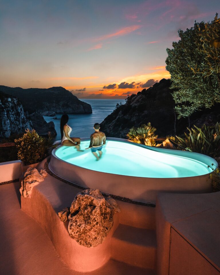 Imagen lifestyle referencial de una pareja en una piscina al atardecer