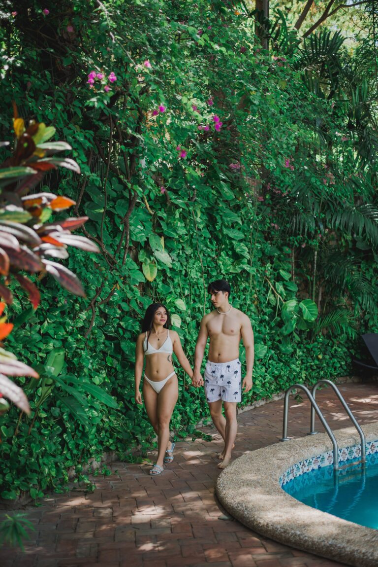 Imagen lifestyle referencial de una pareja junto a una piscina